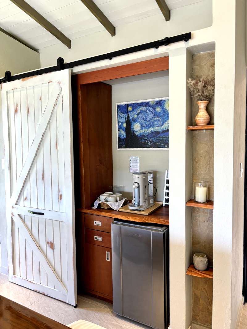closet y minibar con puerta de granero en Suite Campestre Tamarameque