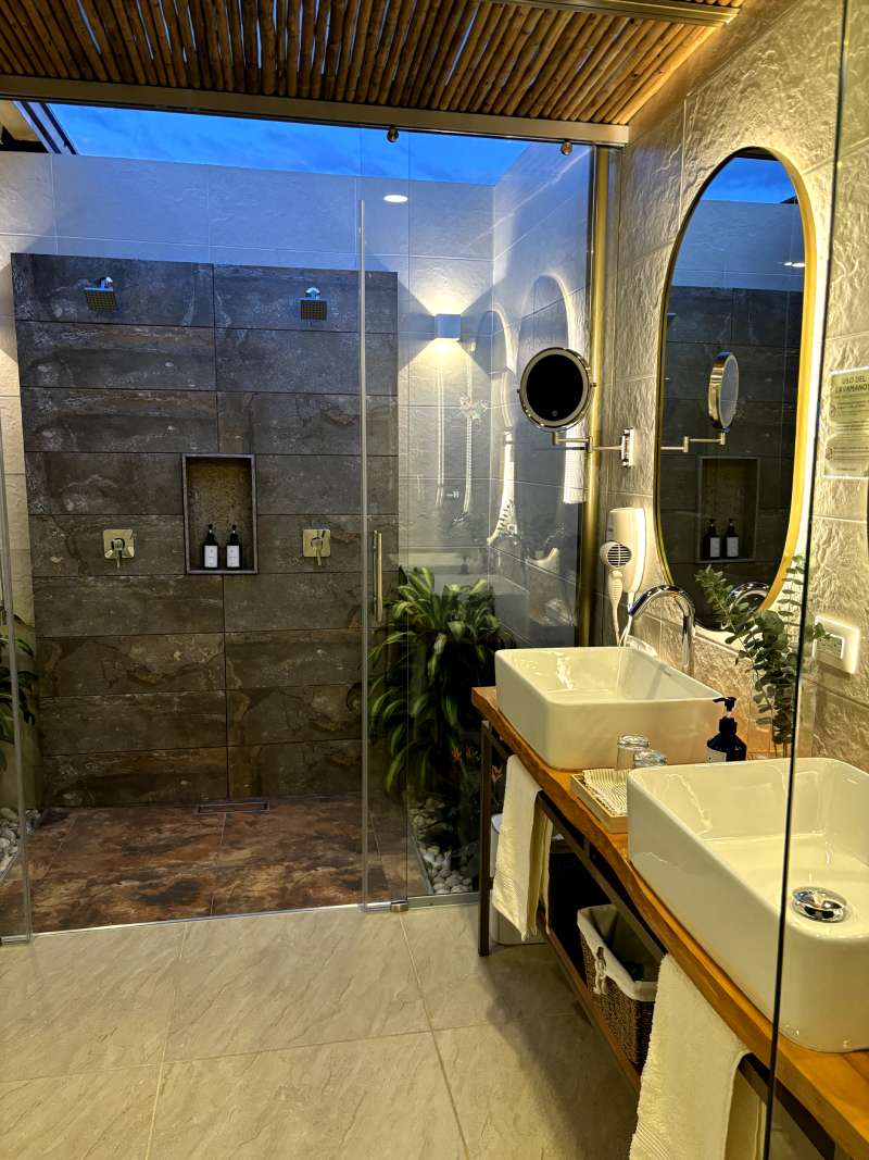 Baño Campestre con Ducha Exterior en Suite Campestre Tamarameque